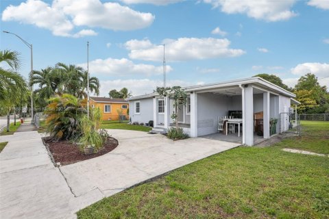 Casa en venta en Hialeah, Florida, 4 dormitorios, 167.97 m2 № 2016794 - foto 3