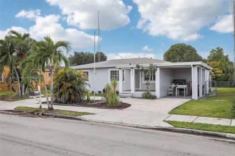 Casa en venta en Hialeah, Florida, 4 dormitorios, 167.97 m2 № 2016794 - foto 2