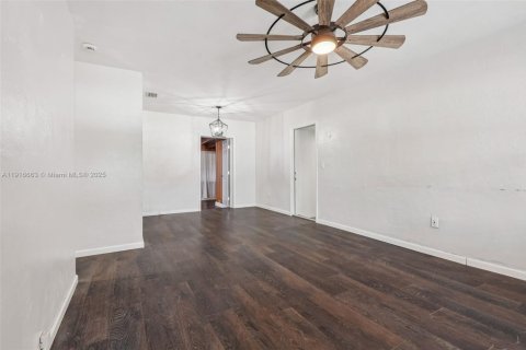 Casa en venta en Hialeah, Florida, 4 dormitorios, 167.97 m2 № 2016794 - foto 7