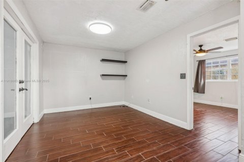 Casa en venta en Hialeah, Florida, 4 dormitorios, 167.97 m2 № 2016794 - foto 29