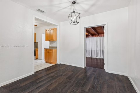 Casa en venta en Hialeah, Florida, 4 dormitorios, 167.97 m2 № 2016794 - foto 11