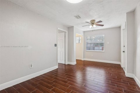 Casa en venta en Hialeah, Florida, 4 dormitorios, 167.97 m2 № 2016794 - foto 26