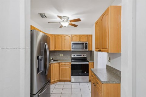 Casa en venta en Hialeah, Florida, 4 dormitorios, 167.97 m2 № 2016794 - foto 12