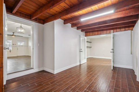 Casa en venta en Hialeah, Florida, 4 dormitorios, 167.97 m2 № 2016794 - foto 20