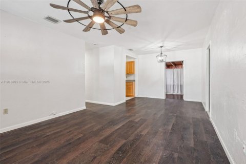 Casa en venta en Hialeah, Florida, 4 dormitorios, 167.97 m2 № 2016794 - foto 8