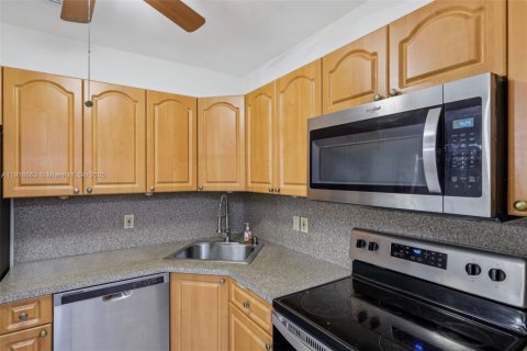 Casa en venta en Hialeah, Florida, 4 dormitorios, 167.97 m2 № 2016794 - foto 13