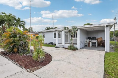 Casa en venta en Hialeah, Florida, 4 dormitorios, 167.97 m2 № 2016794 - foto 4