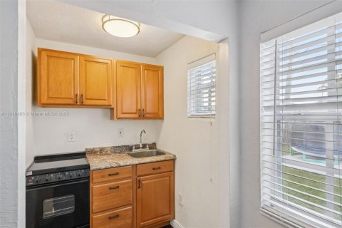 Casa en venta en Hialeah, Florida, 4 dormitorios, 167.97 m2 № 2016794 - foto 30