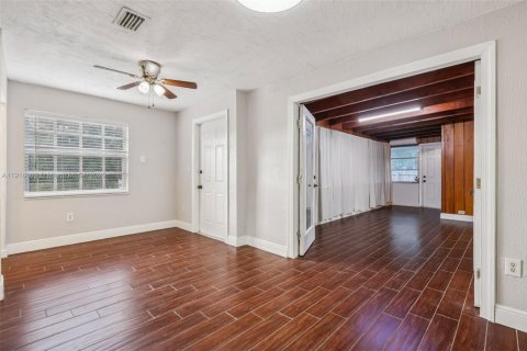 Casa en venta en Hialeah, Florida, 4 dormitorios, 167.97 m2 № 2016794 - foto 27