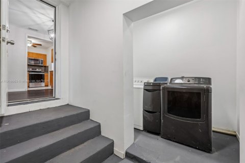 Casa en venta en Hialeah, Florida, 4 dormitorios, 167.97 m2 № 2016794 - foto 15