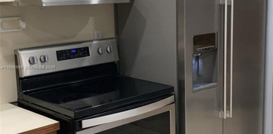 House in Miami, Florida 3 bedrooms, 105.72 sq.m. № 1994594