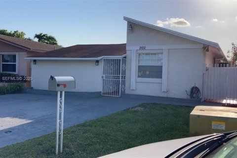 House in Miami, Florida 3 bedrooms, 105.72 sq.m. № 1994594 - photo 8