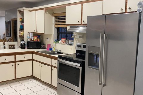 House in Miami, Florida 3 bedrooms, 105.72 sq.m. № 1994594 - photo 9