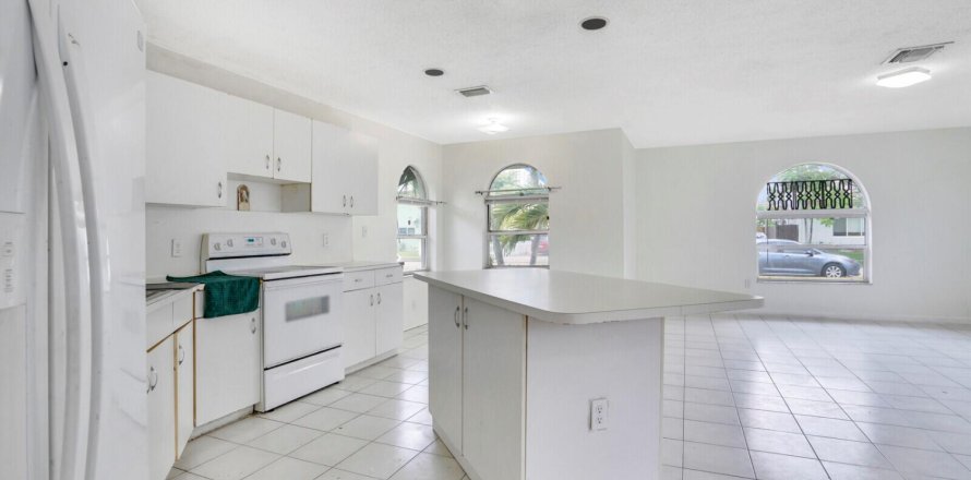 Propiedad comercial en Hollywood, Florida 2 dormitorios, 120.77 m2 № 1217166