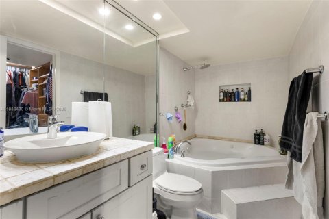 Townhouse in Miami, Florida 3 bedrooms, 156.82 sq.m. № 1944084 - photo 24
