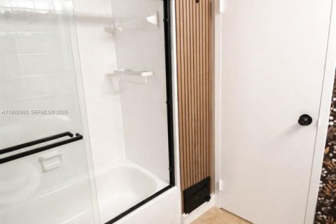 Condo in North Miami Beach, Florida, 2 bedrooms  № 2057114 - photo 10