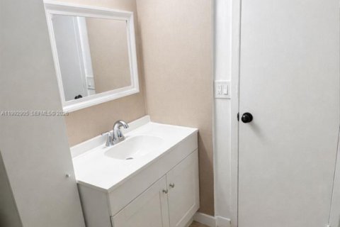 Condo in North Miami Beach, Florida, 2 bedrooms  № 2057114 - photo 13