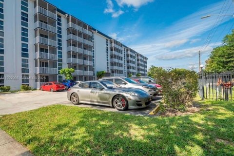 Condo in North Miami Beach, Florida, 2 bedrooms  № 2057114 - photo 1