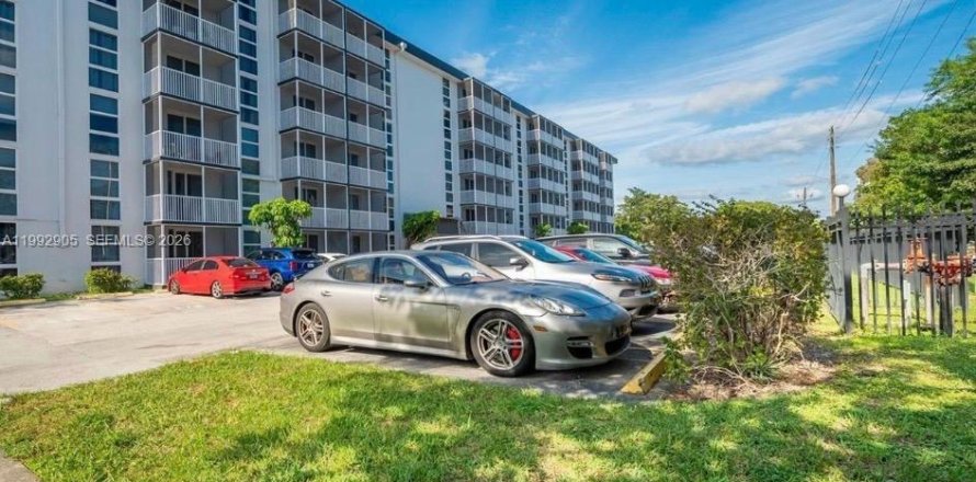 Condo in North Miami Beach, Florida, 2 bedrooms  № 2057114