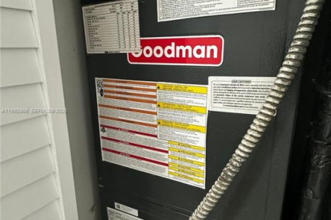 Condo in North Miami Beach, Florida, 2 bedrooms  № 2057114 - photo 14