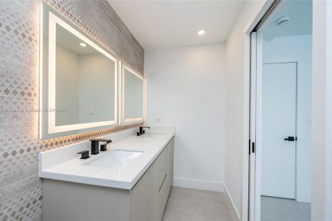 House in Palmetto Bay, Florida 4 bedrooms, 176.98 sq.m. № 1943365 - photo 13