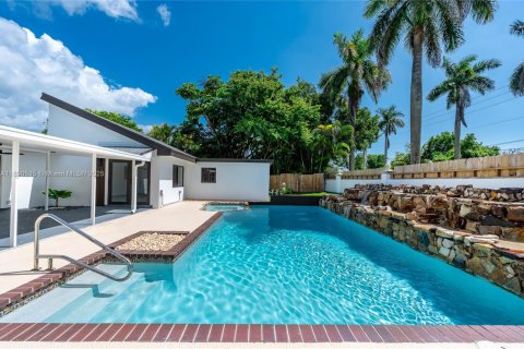 House in Palmetto Bay, Florida 4 bedrooms, 176.98 sq.m. № 1943365 - photo 17