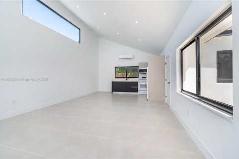 House in Palmetto Bay, Florida 4 bedrooms, 176.98 sq.m. № 1943365 - photo 30