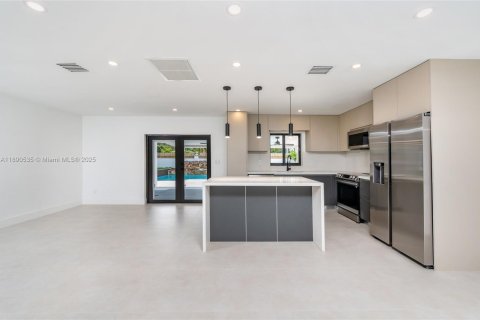 House in Palmetto Bay, Florida 4 bedrooms, 176.98 sq.m. № 1943365 - photo 5