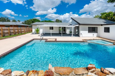 House in Palmetto Bay, Florida 4 bedrooms, 176.98 sq.m. № 1943365 - photo 23