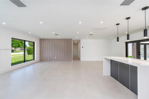 House in Palmetto Bay, Florida 4 bedrooms, 176.98 sq.m. № 1943365 - photo 6