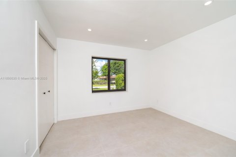 House in Palmetto Bay, Florida 4 bedrooms, 176.98 sq.m. № 1943365 - photo 15