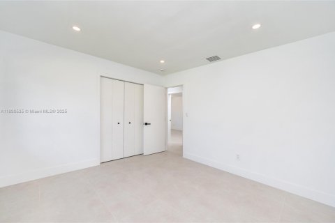 House in Palmetto Bay, Florida 4 bedrooms, 176.98 sq.m. № 1943365 - photo 10