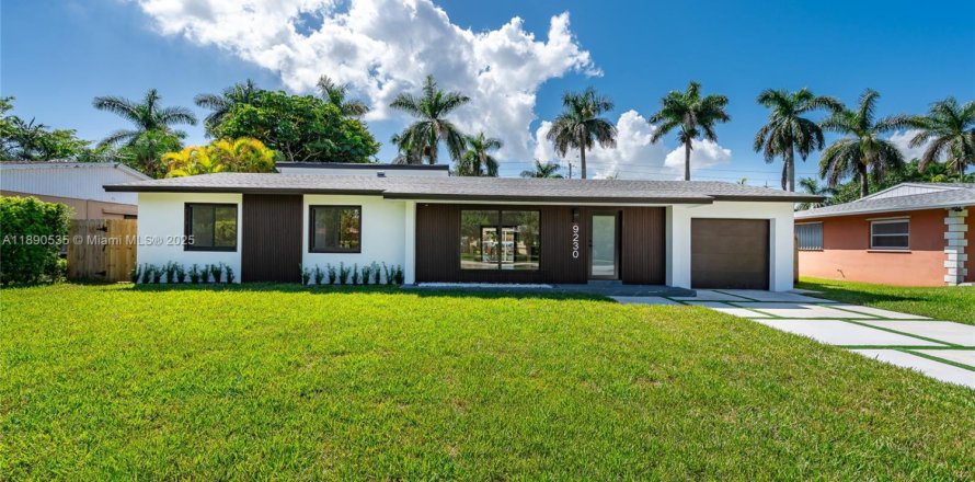 House in Palmetto Bay, Florida 4 bedrooms, 176.98 sq.m. № 1943365