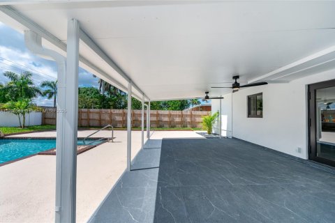 House in Palmetto Bay, Florida 4 bedrooms, 176.98 sq.m. № 1943365 - photo 25