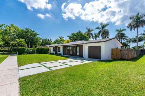 House in Palmetto Bay, Florida 4 bedrooms, 176.98 sq.m. № 1943365 - photo 2