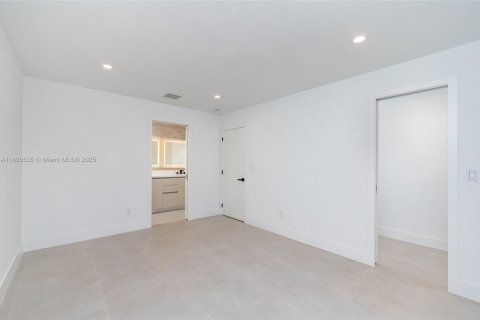 House in Palmetto Bay, Florida 4 bedrooms, 176.98 sq.m. № 1943365 - photo 12