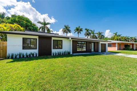 House in Palmetto Bay, Florida 4 bedrooms, 176.98 sq.m. № 1943365 - photo 3