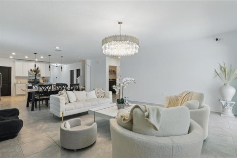 Casa en venta en Kissimmee, Florida, 5 dormitorios, 269.04 m2 № 2386571 - foto 2