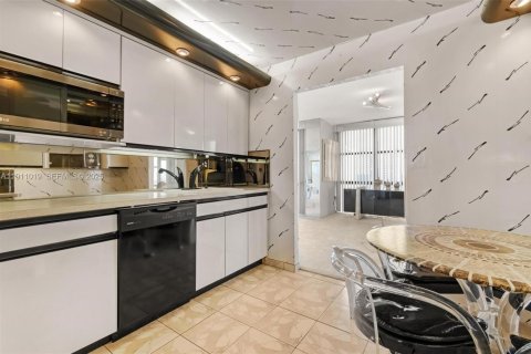 Купить кондоминиум в Халландейл-Бич, Флорида 2 спальни, 132.85м2, № 1976378 - фото 16