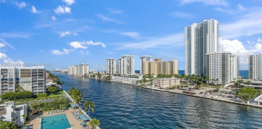 Кондоминиум с 2 спальнями в Халландейл-Бич, Флорида № 1976378