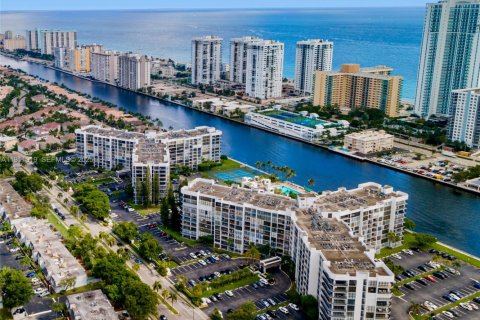 Купить кондоминиум в Халландейл-Бич, Флорида 2 спальни, 132.85м2, № 1976378 - фото 8