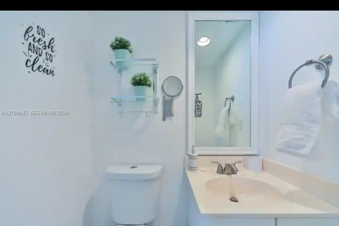 Condo in Hollywood, Florida, 1 bedroom  № 2430259 - photo 24