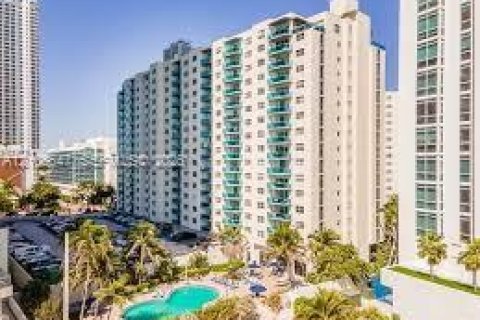 Condo in Hollywood, Florida, 1 bedroom  № 2430259 - photo 4