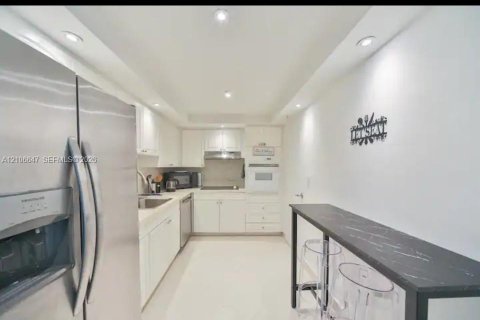 Condo in Hollywood, Florida, 1 bedroom  № 2430259 - photo 13