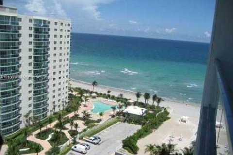 Condo in Hollywood, Florida, 1 bedroom  № 2430259 - photo 3