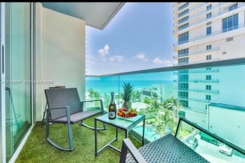 Condo in Hollywood, Florida, 1 bedroom  № 2430259 - photo 2