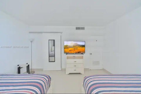 Condo in Hollywood, Florida, 1 bedroom  № 2430259 - photo 17