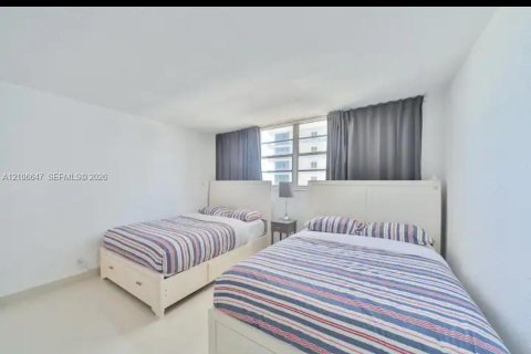 Condo in Hollywood, Florida, 1 bedroom  № 2430259 - photo 18