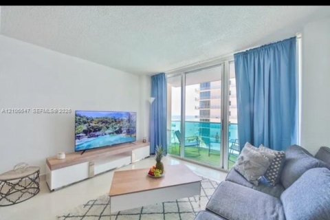 Condo in Hollywood, Florida, 1 bedroom  № 2430259 - photo 12