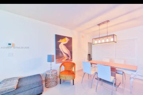 Condo in Hollywood, Florida, 1 bedroom  № 2430259 - photo 10